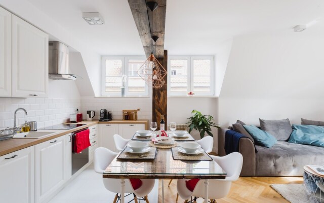 oompH Warsaw Old Town Premium