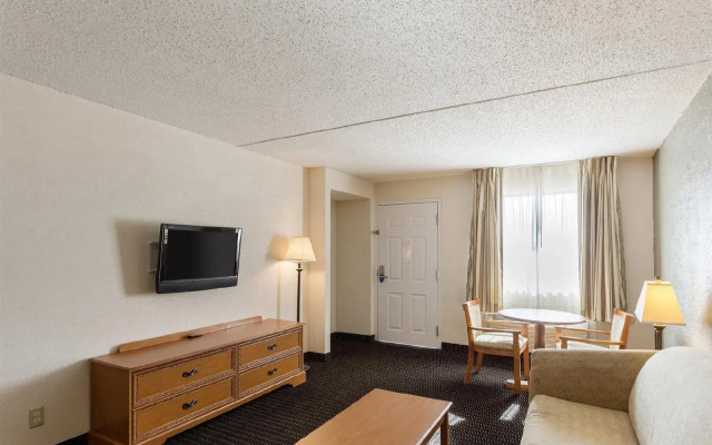 Rodeway Inn & Suites