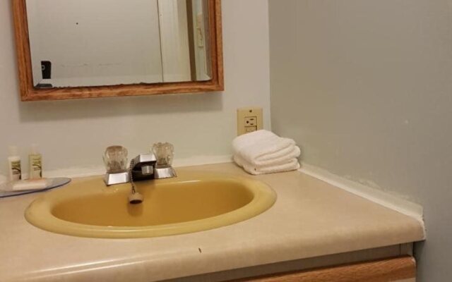 Holiday Motel & RV Resort