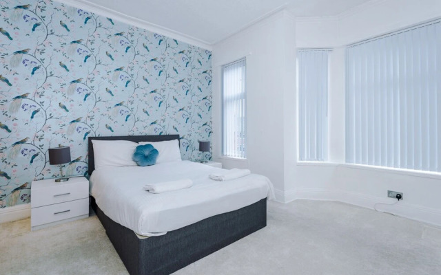The Seedley 4 Bedroom House - Salford