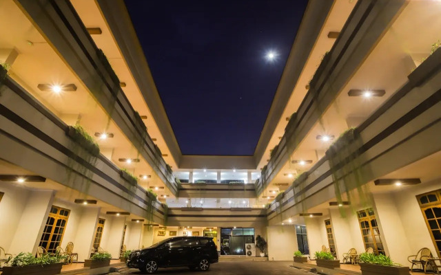 VOTEL Kartika Abadi Madiun by AZANA