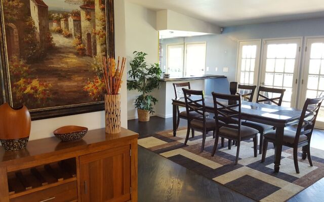 4 Bedroom Celebrity House with Pool & City View