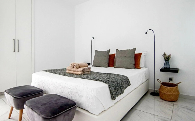 Phaedrus Living: Seaside Executive Flat Harbour 206