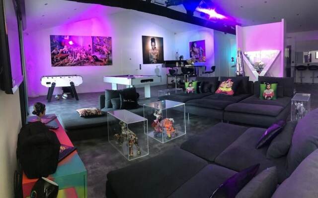 SHANGTASIA Luxury Art Room