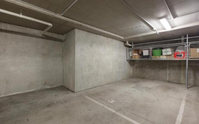 The Iris 1 - Parking - Courtyard - Transport