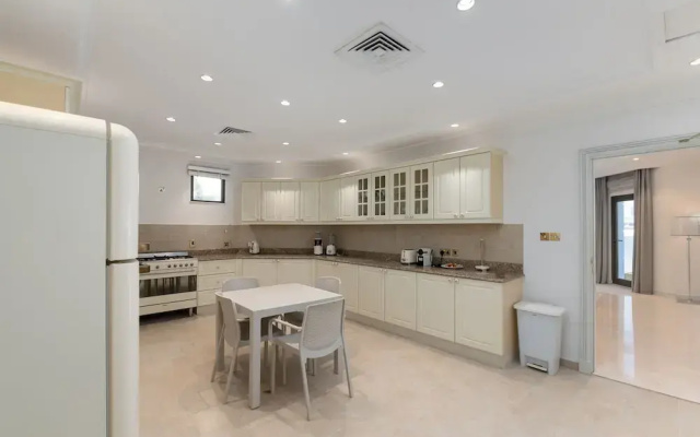 Exclusive 5BR Palm Villa w Private Pool and Beach