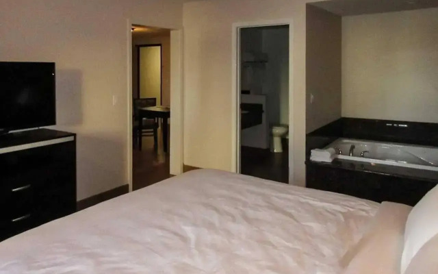 Quality Inn & Suites near Downtown Bakersfield