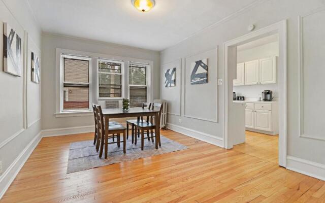 Simple and Roomy 1BR Apt in Evanston