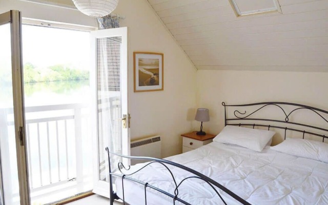 Stylish Pet-friendly Lakeside Retreat In The Cotswold Water Park