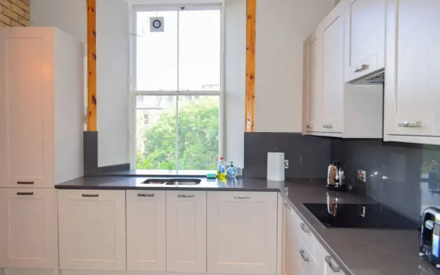 Spacious 3 Bedroom Flat in Marchmont