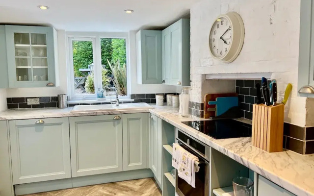 Housesleeps7-parking-garden-fireplace-beachnearby