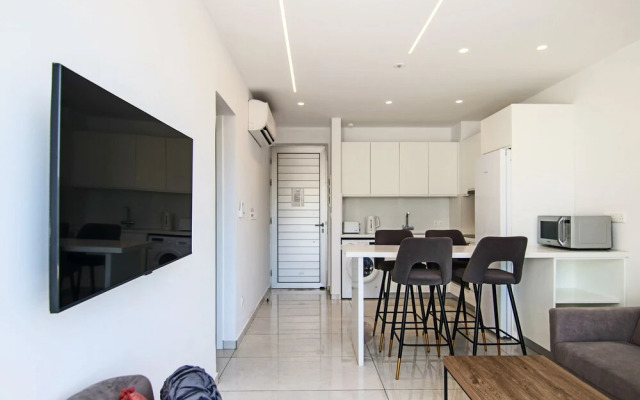 Phaedrus Living: Seaside Executive Flat Harbour 203