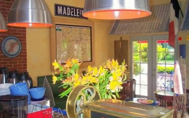 Metro Hotel and Cafe