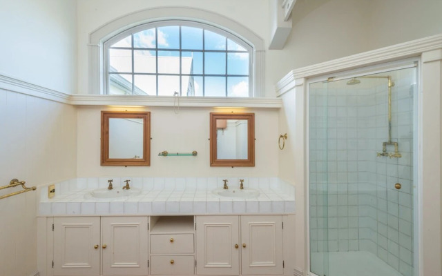 Magnificent Karaka Estate with Swimming Pool