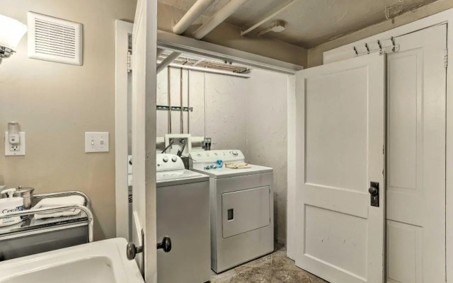 Yard & Grill: Centrally Located Denver Retreat!