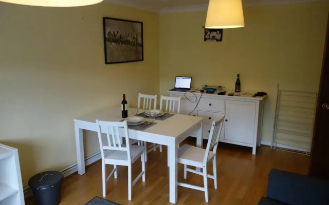 NEW Cosy 2 Bedroom Flat on Englefield Green