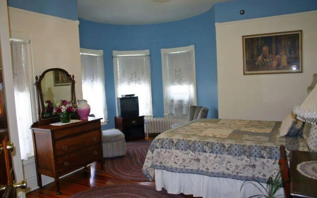 Historic Mansion House Inn