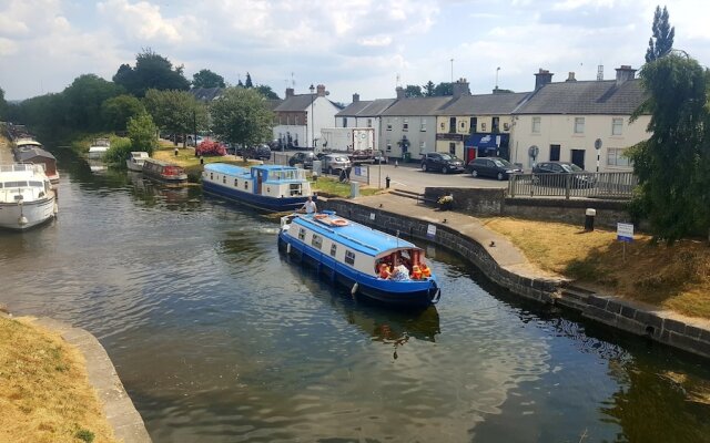 Roisin Dubh Houseboat