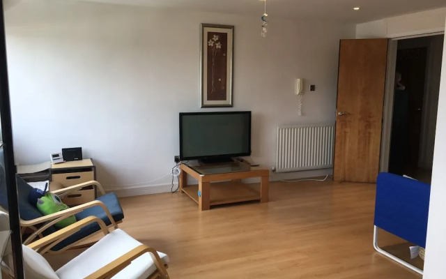 Modern 2 bedroom flat with stunning river views