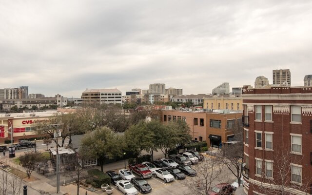 1 BR Uptown Apt close to shopping by Frontdesk