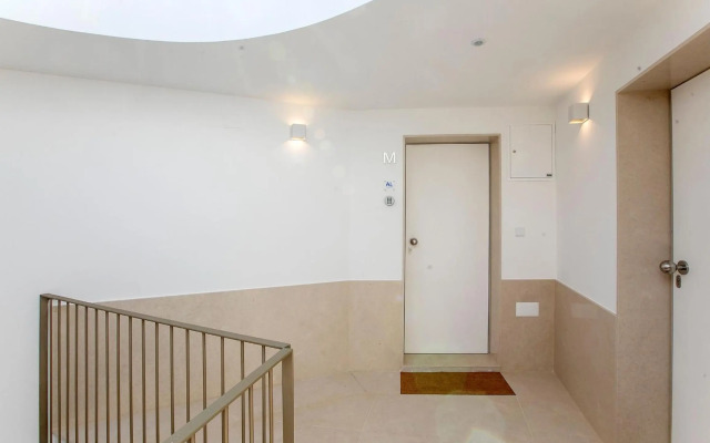 Luminous Premium Loft w/AC & Terrace by LovelyStay