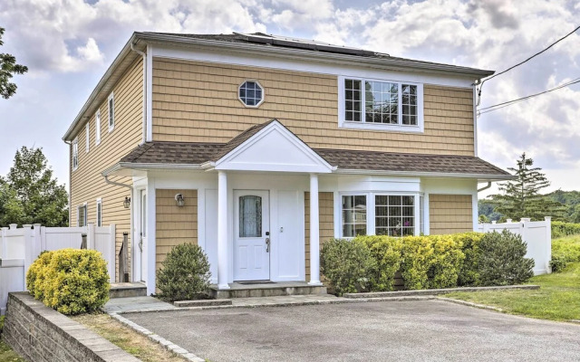 Ideally Located Glen Cove Apartment!