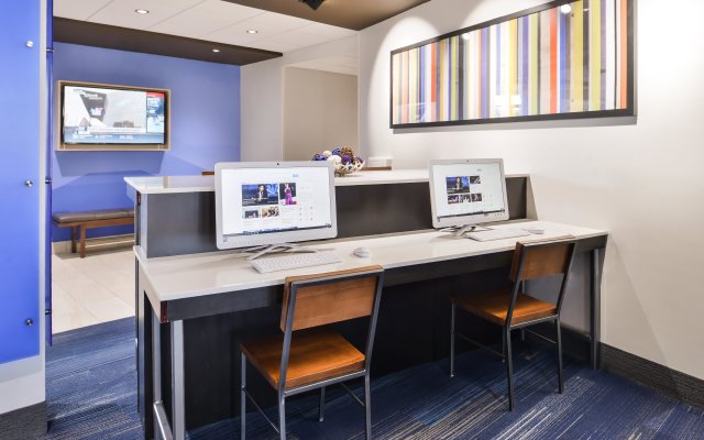 Holiday Inn Express & Suites Kansas City - Lee's Summit, an IHG Hotel