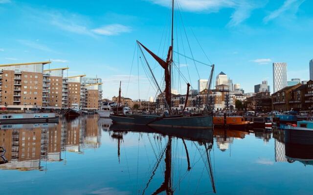 Modern 1 Bedroom Apartment With Balconies And Marina Views