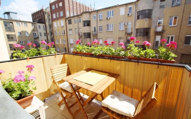 Sunny Studio with balcony in Party District