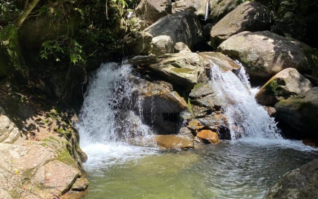 Sítio com piscina e lareira