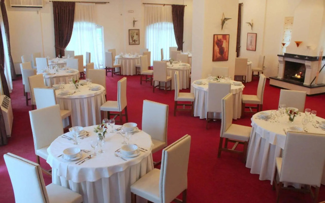 Famissi Eden Hotel