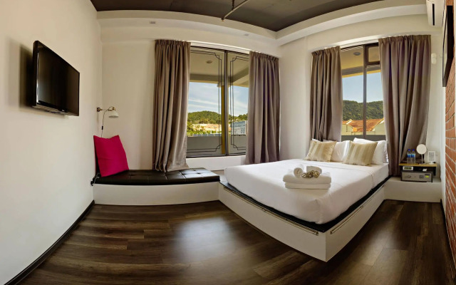 Roomies Suites