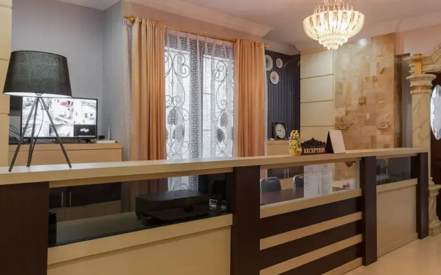 RedDoorz Plus near Pantai Malalayang Manado
