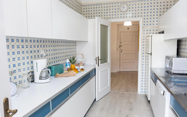 Metro Lapa House with sunny balcony and A/C