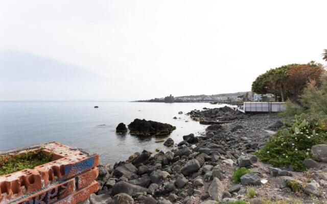 Lungomare Ciclopi Apartments With Balconies And Parking