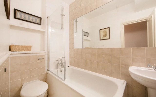 Comfortable one bedroom apartment in Notting Hill, Lambton Place near Portobello