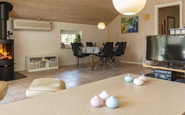 Vibrant Holiday Home in BlÃ¥vand near Sea