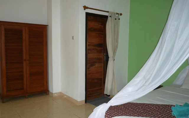 Yunni Guesthouse – Guest Rooms – Purwakerti