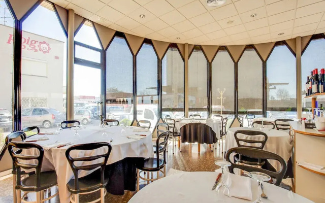 OYO Hotel Restaurante Blanc I Negre 2