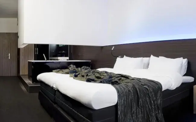 Carbon Hotel - Different Hotels