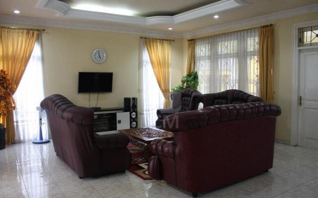 Villa Kota Bunga Azalea