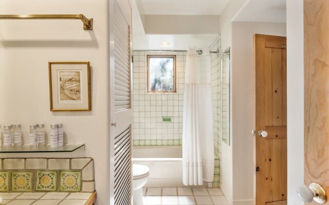 Old Santa Fe Trail - Walk Everywhere, Kiva Fireplace, Amazing Natural Light