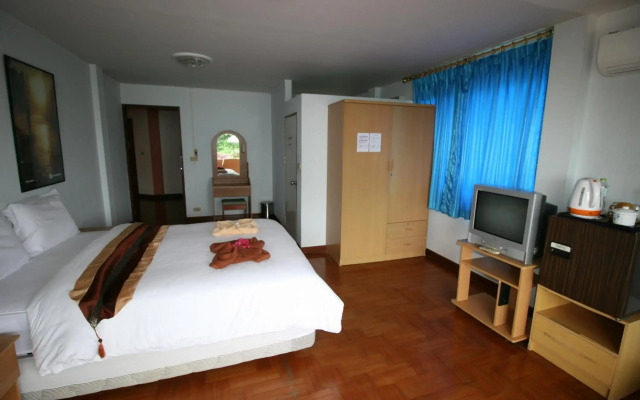 Beachfront Hotel Cha Am