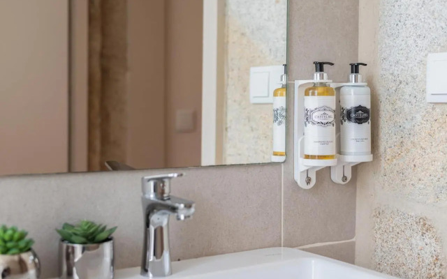 Tiles House, with A/C, Downtown Porto near Metro