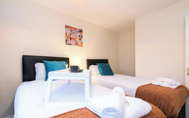 Spacious 3-bedroom Apartment w/ Private Garden