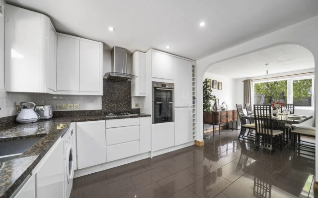Spacious 5-bed House in Aylesford