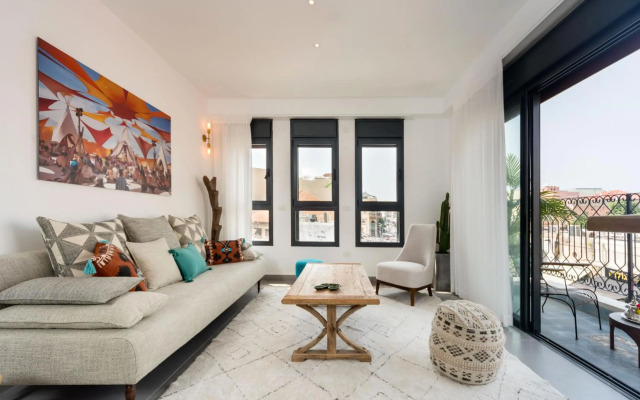 Walk to Beaches from an Arty New-Build Apartment