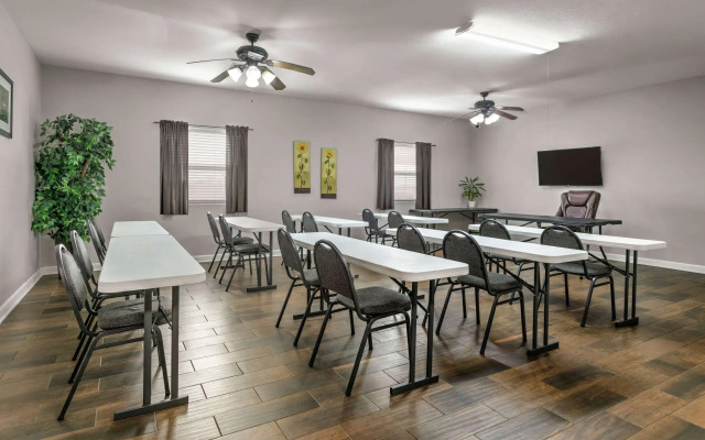 Days Inn & Suites by Wyndham Cabot