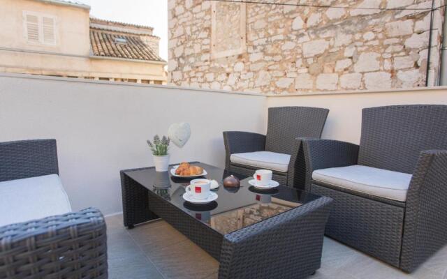Aurum Apartment
