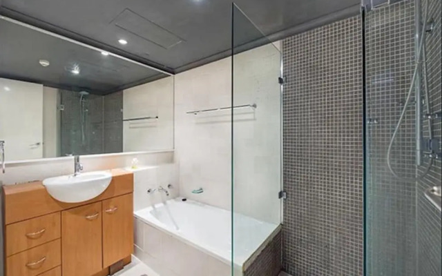 Sydney CBD 2 Bedroom Apartment with Balcony